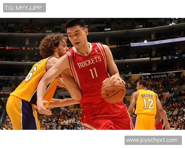 姚明走路帅气如风展翅彰显篮球巨星的独特魅力与风范